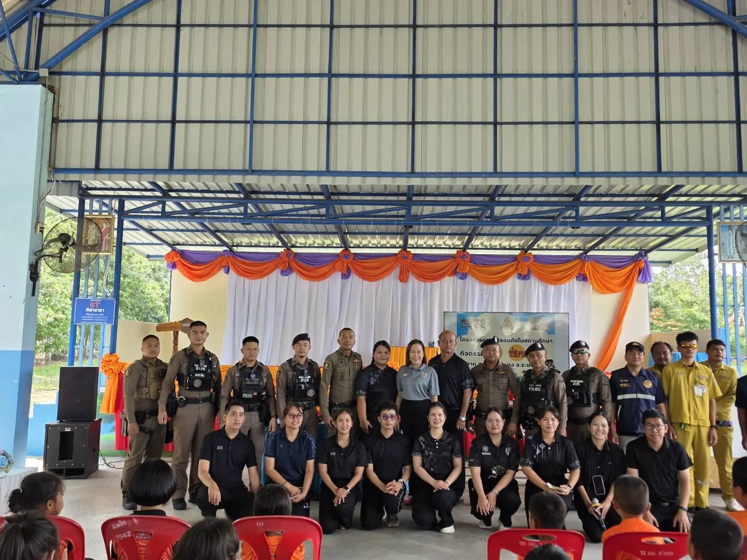 สภ.ปลวกแดง ซักซ้อมแผนเผชิญเหตุในสถานศึกษา เสริมสร้างความปลอดภัยให้นักเรียนและบุคลากรทางการศึกษา